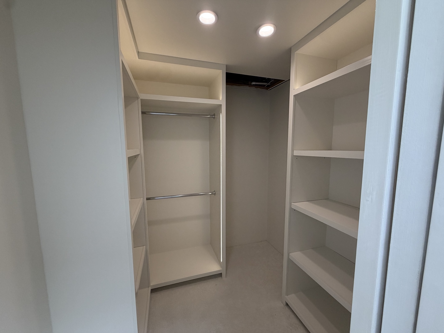 Finished custom closet shelving